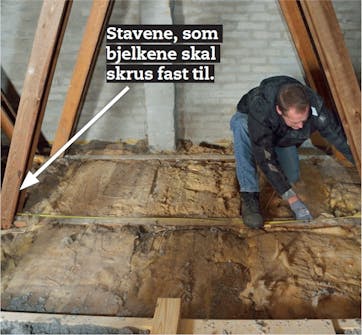 Celluloseisolasjon: Mål opp til bjelkene som skal forhøye sperrene Celluloseisolasjon: Mål opp til bjelkene som skal forhøye sperrene